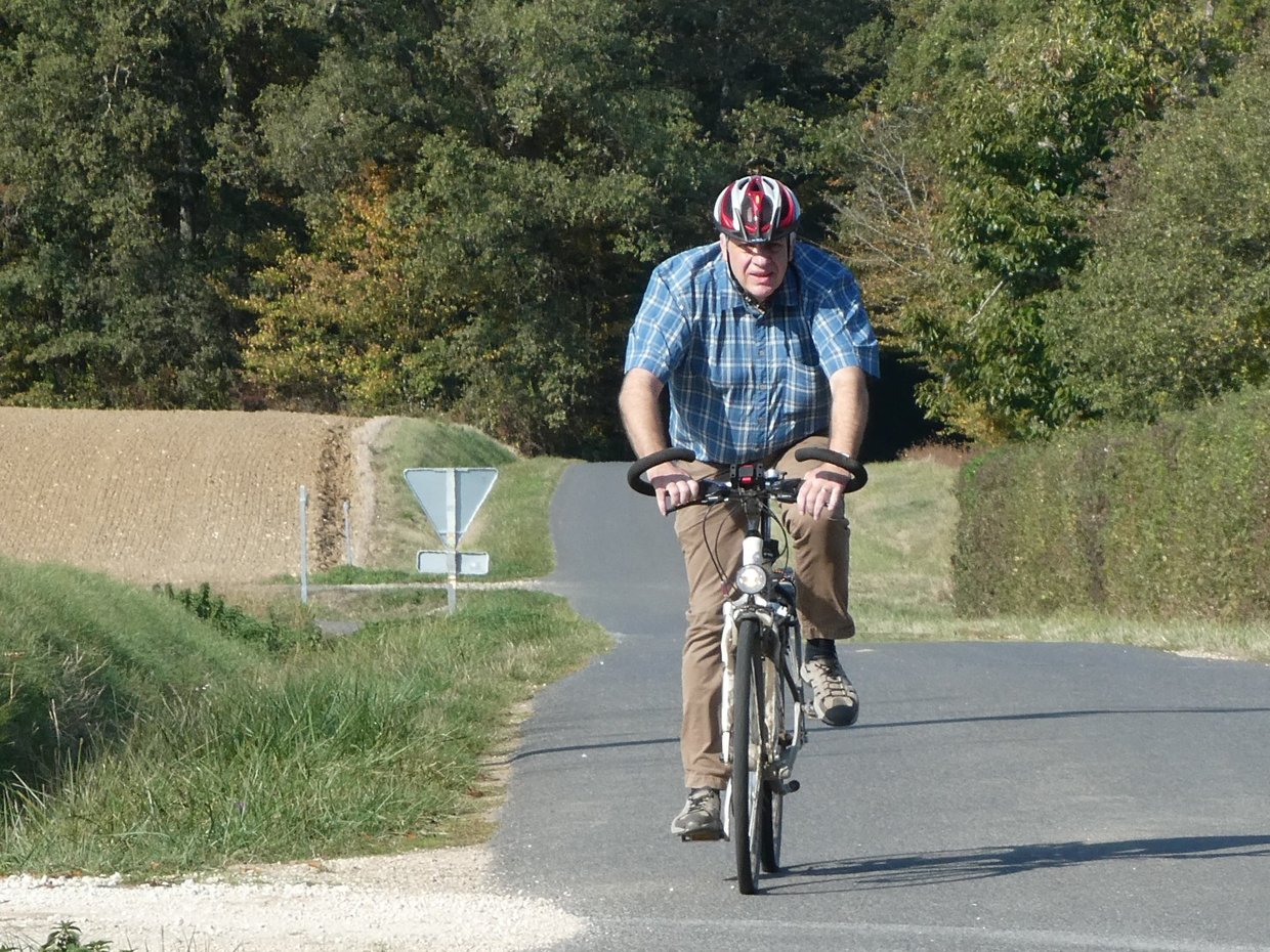 Mann fährt mit einem Fahrrad über Bergneustädter Radwege